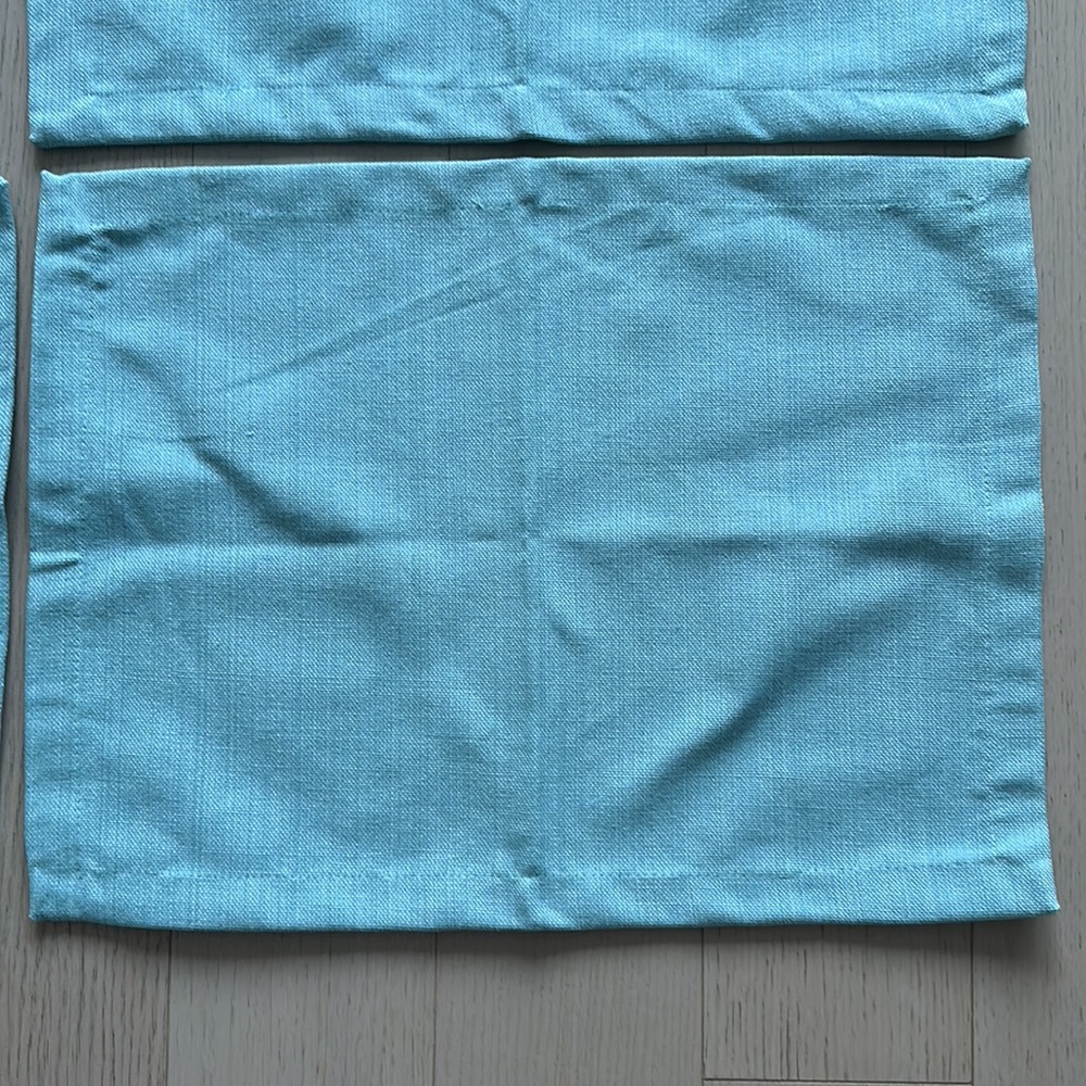 Beautiful pack of 4 blue placemats - never used - Picture 2 of 5